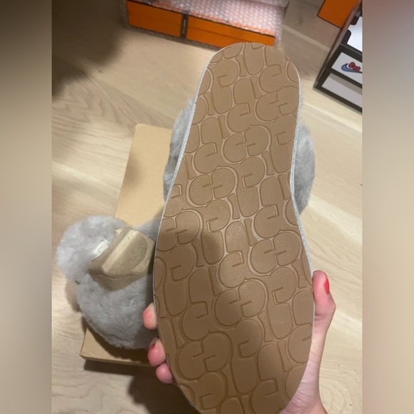 Brand new uggs grey slippers size 9 - Picture 4 of 6